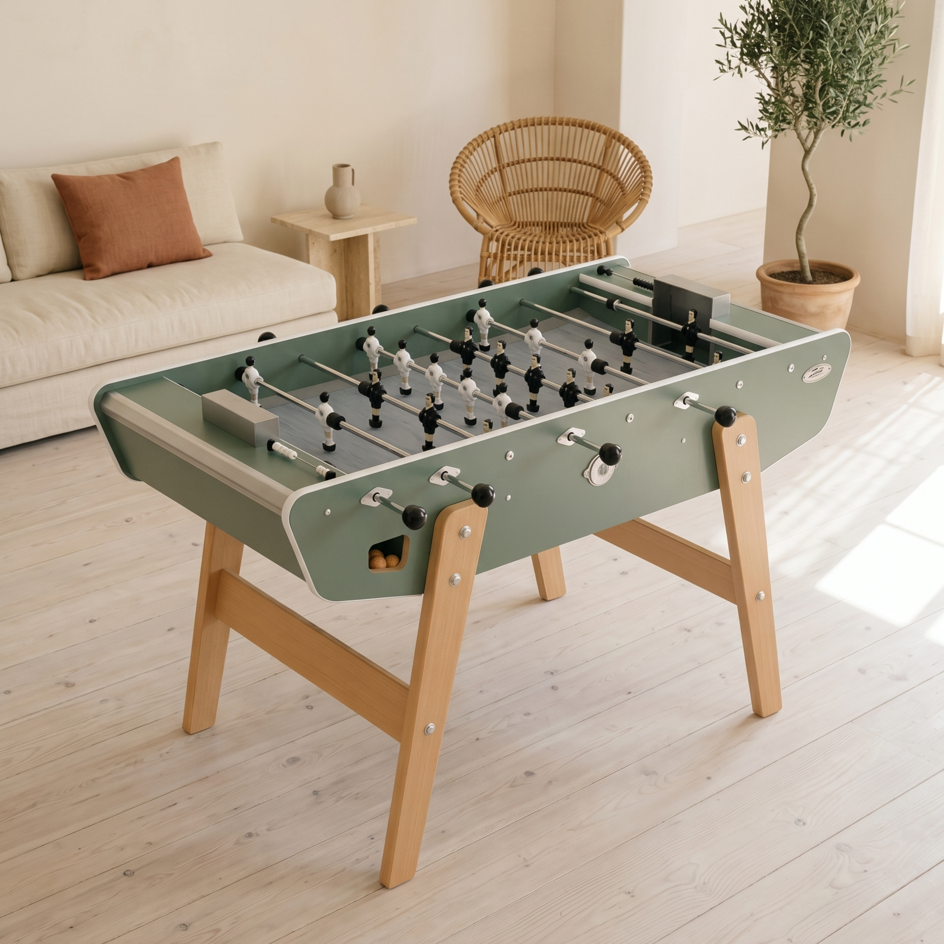 Baby-foot Stella Home vert eucalyptus installé dans un salon contemporain et apaisant, teinte naturelle tendance pour une intégration parfaite dans une décoration intérieure moderne.